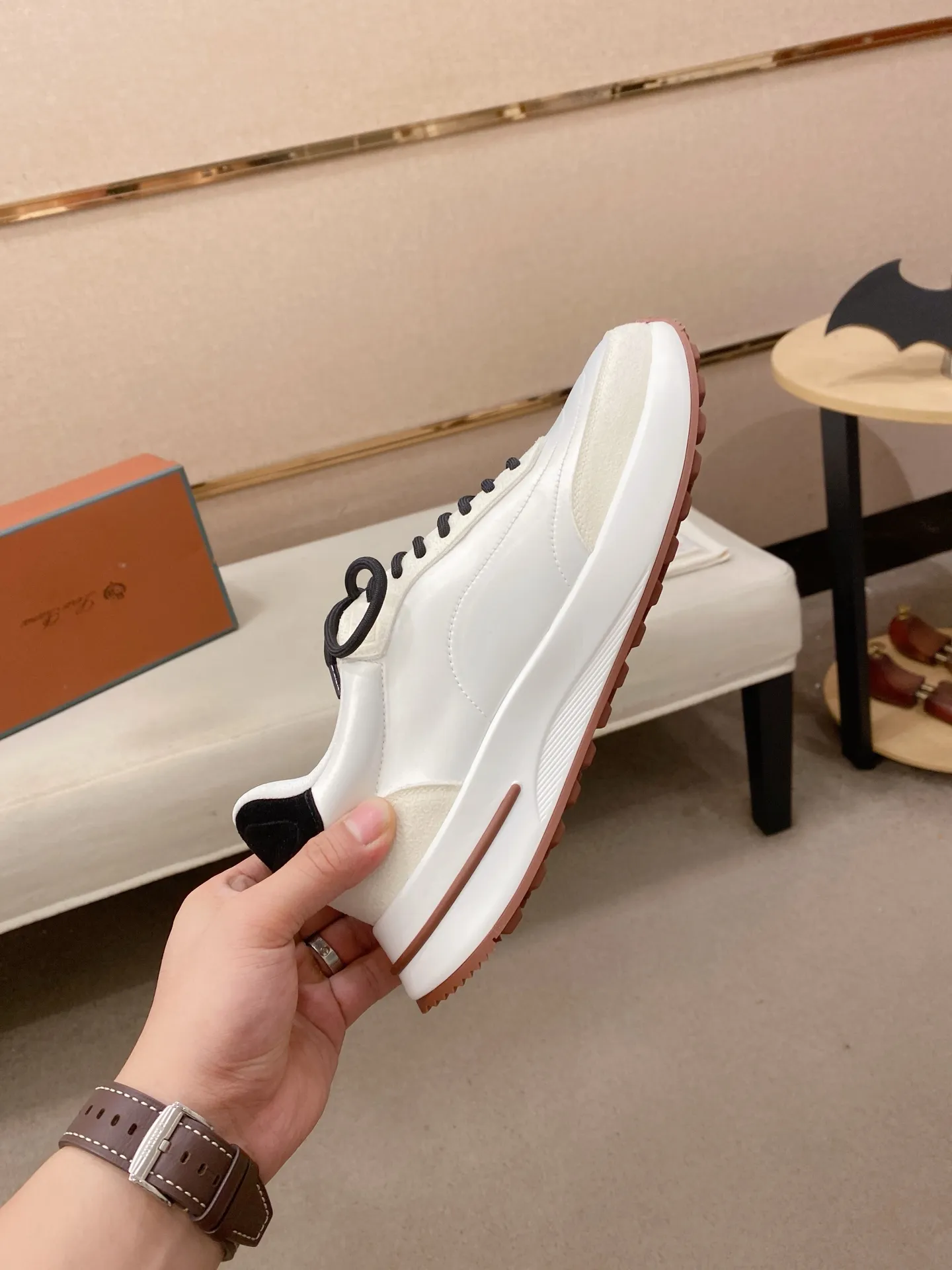 Men's shoes 💰: 462💰🔥𝐥𝐨𝐫𝐨 𝐏𝐢𝐚𝐧𝐚 lp classic loafers, an Italian treasure brand, the only brand that can match Hermès! Only after wearing it do we realize that we can’t live up to our feet. The upper is made of imported first-layer cowhide with breathable fabrics, water-dyed cowhide foot pads, and the official original glass rubber outsole and pendant. Exclusive original packaging (tag ➕ brand paper ➕ outer box ➕ hand bag) code number: 38-44. Can be customized 45-46